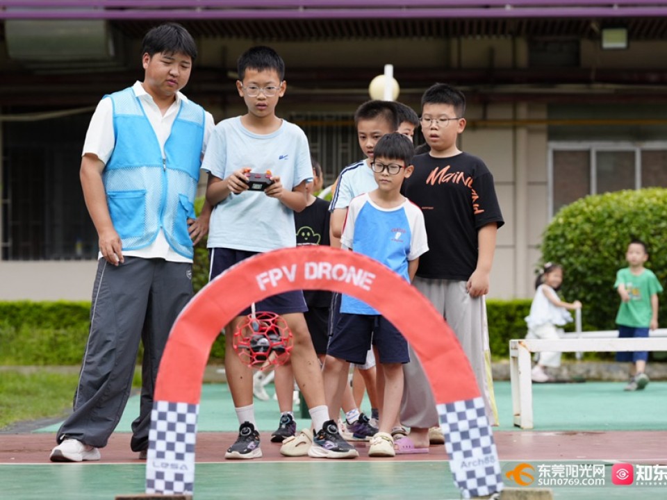 技能课堂进社区｜中德技工学校无人机足球公益课堂点燃少年科技梦